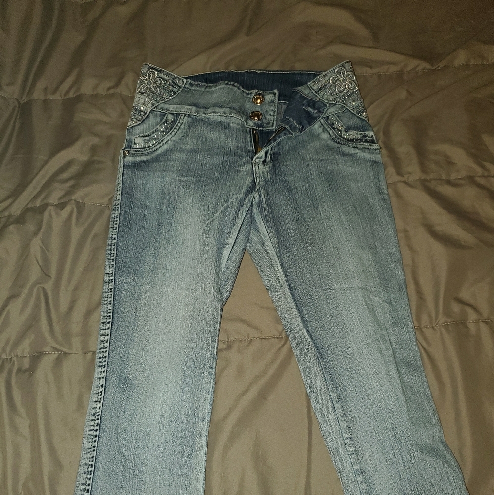 Super cute medium wash capris
